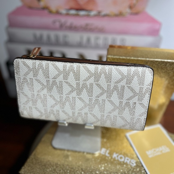 MICHAEL KORS Jet Set Charm Vanilla Lugg Logo Print  Wallet EUC - Picture 9 of 11